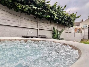 Indoor spa tub