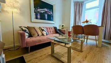 Family House, Garden View | Ruang tamu