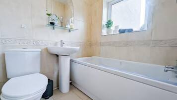 Family House, Garden View | Bilik Mandi