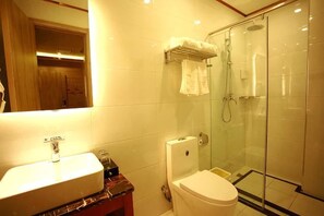 A bathroom with a sink, toilet, and glass-enclosed shower. - Super 8 Hotel (Beijing Tian'anmen Wangfujing Pedestrian Street) (Beijing)