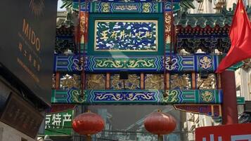Una puerta china tradicional con diseños intrincados y una bandera roja.