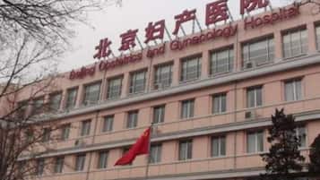 Un edificio de varios pisos con señalización que indica que es un hospital.