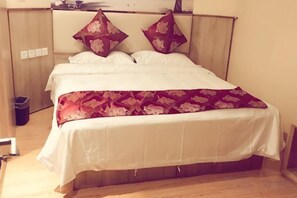 A bed with a patterned bedspread, two pillows, and a headboard. - Super 8 Hotel (Beijing Tian'anmen Wangfujing Pedestrian Street) (Beijing)