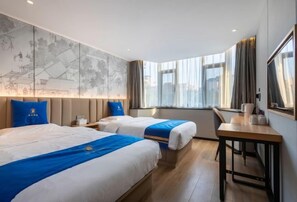 A hotel room with two beds, a desk, and a large window. - Super 8 Hotel (Beijing Tian'anmen Wangfujing Pedestrian Street) (Beijing)