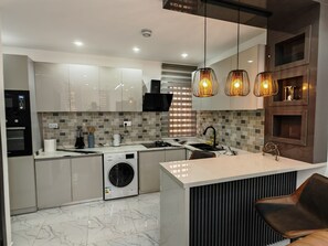 Kjøleskap, mikrobølgeovn, ovn og kokeplater