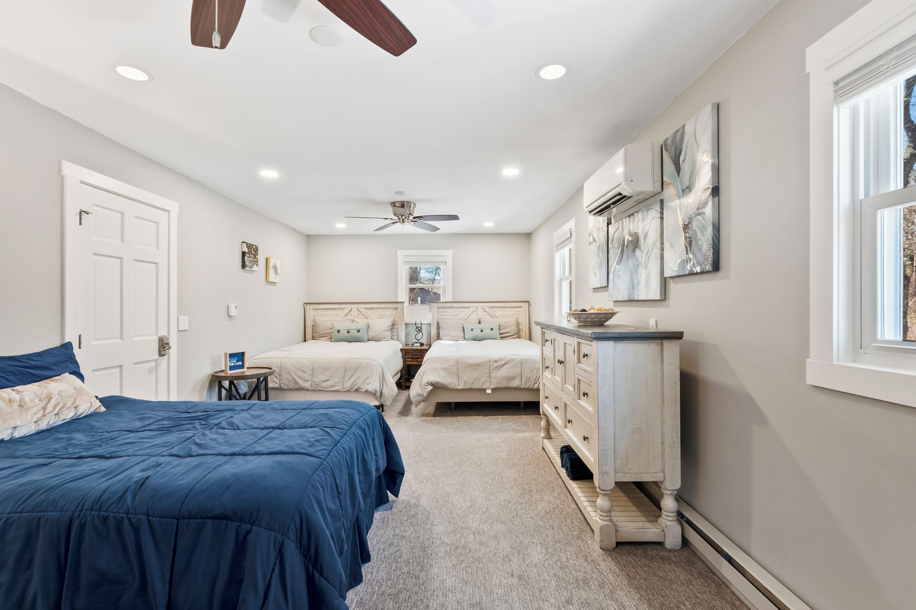 3 bedrooms, desk, iron/ironing board, travel crib