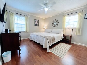 3 bedrooms, iron/ironing board, WiFi, bed sheets - The Driftwood Bungalow – Relax, Unwind, & Stroll to the Beach (Gulfport)