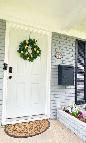 Exterior detail - The Driftwood Bungalow – Relax, Unwind, & Stroll to the Beach (Gulfport)