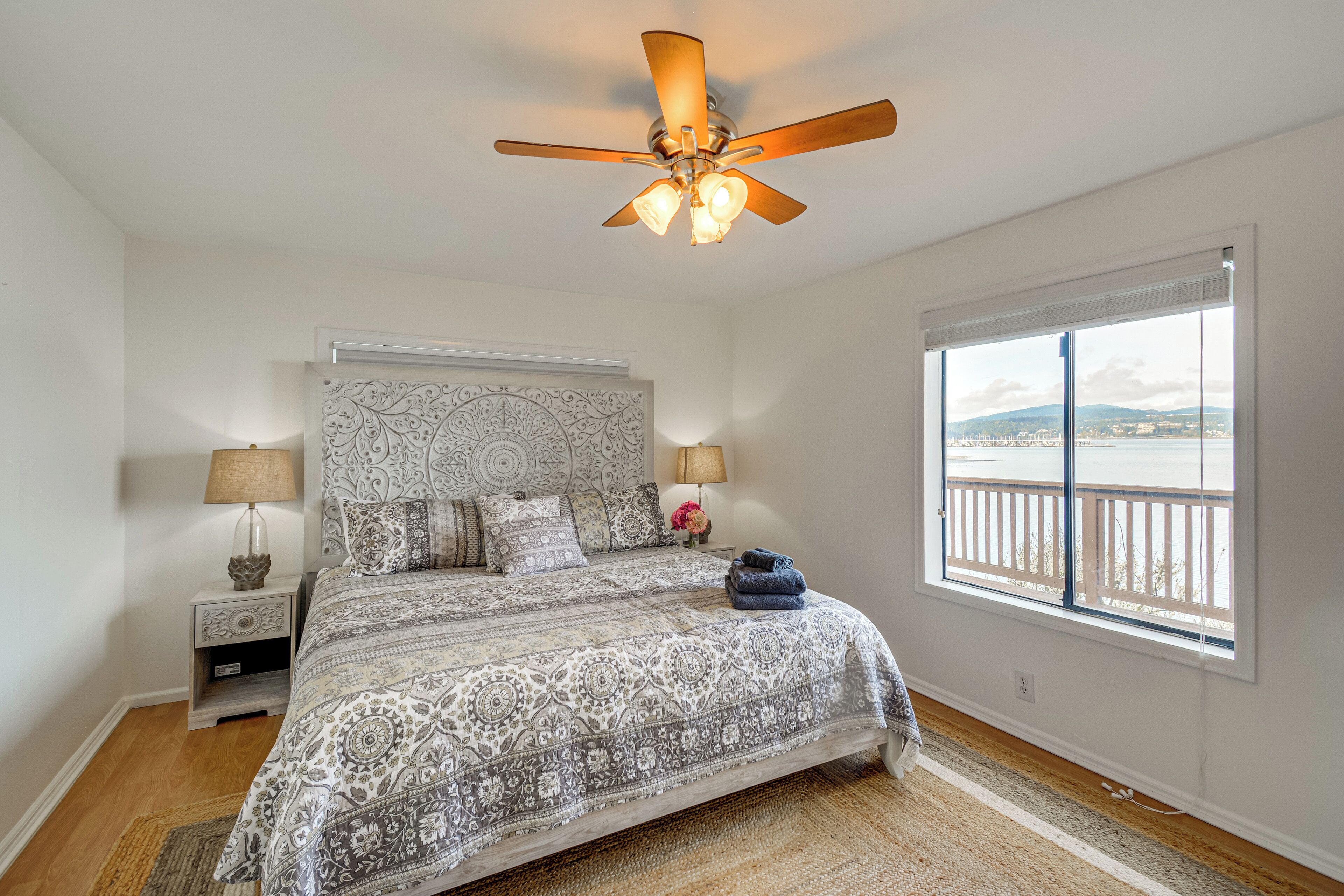 3 bedrooms, desk, travel crib, internet