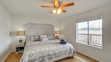 3 bedrooms, desk, travel crib, internet