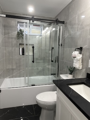 Douche, sèche-cheveux, serviettes fournies, savon