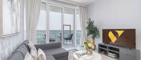 Appartement Luxe, vue ville | Coin séjour | TV connectée de 55 pouces avec chaînes par câble