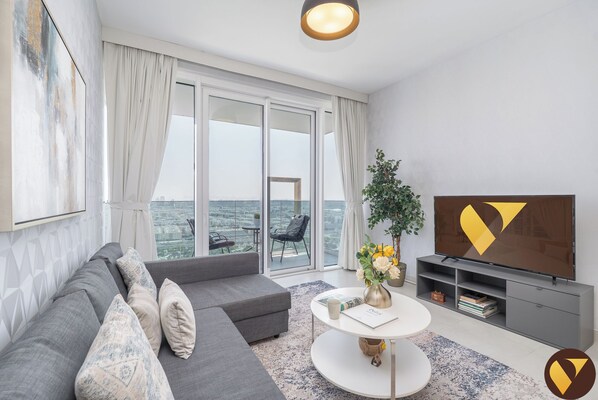 Appartement luxueux, vue sur la ville | Aire de séjour | Téléviseur connecté de 55 po avec télévision par câble