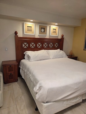 1 bedroom, iron/ironing board, WiFi, bed sheets - Charming Direct Ocean, Pool, and Beach front Condo, 2 bath, sleeps 4 (Daytona Beach)