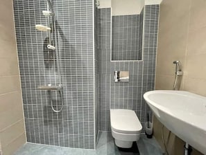 SĂšche-cheveux, serviettes fournies, savon, papier toilette