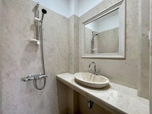 Een haardroger, handdoeken, zeep, toiletpapier