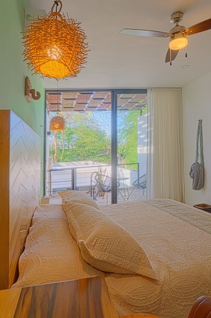 2 habitaciones, escritorio, tabla de planchar con plancha y wifi