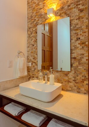 Regadera, toallas, jabón, shampoo 