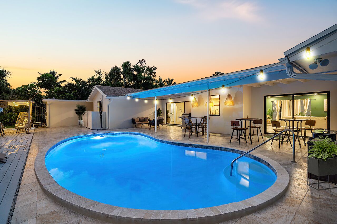 Outdoor pool, pool umbrellas, sun loungers