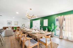 Deluxe House, 6 Bedrooms, Garden View | Dining room