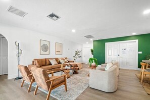 Nhà Deluxe, 6 phòng ngủ, quang cảnh vườn | Khu phòng khách | Smart TV 55-inch có truyền hình cáp, Netflix, Hulu 