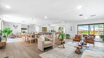 Casa Deluxe, 6 habitaciones, vista al jardín | Área de sala de estar | Smart TV de 55 pulgadas con canales por cable, Netflix y Hulu