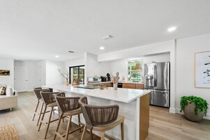 Casa Deluxe, 6 habitaciones, vistas al jardín | Cocina privada | Frigorífico grande, microondas, horno y placa de cocina