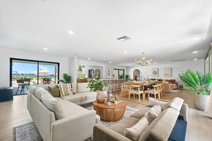 Casa Deluxe, 6 habitaciones, vistas al jardín | Zona de estar | Smart TV de 55 pulgadas con canales por cable, además de Netflix, Hulu
