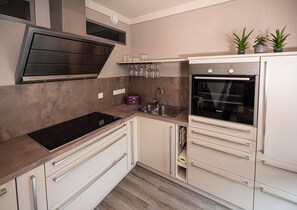 Frigorifero, forno, piano cottura, lavastoviglie