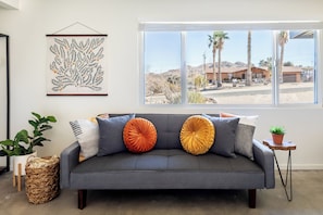 Smart-TV, Bücher, Stereoanlage