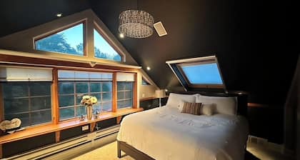 Indiana Dunes Getaway on 2 acres! Truly unique 4 Bedroom, 4 Bath home!