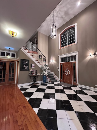 Indiana Dunes Getaway on 2 acres! Truly unique 4 Bedroom, 4 Bath home!