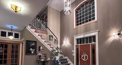 Indiana Dunes Getaway on 2 acres! Truly unique 4 Bedroom, 4 Bath home!