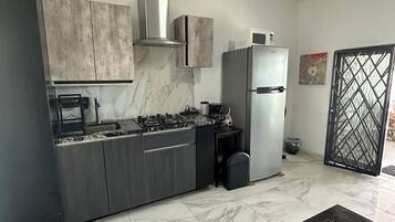 Micro-ondes, cafetiĂšre/bouilloire