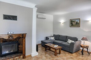 Fernseher, Kamin, Tischfußball