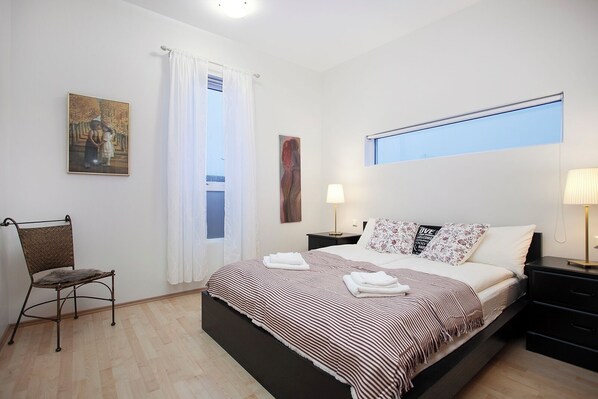 3 makuuhuonetta, silitysrauta/-lauta, Wi-Fi, vuodevaatteet