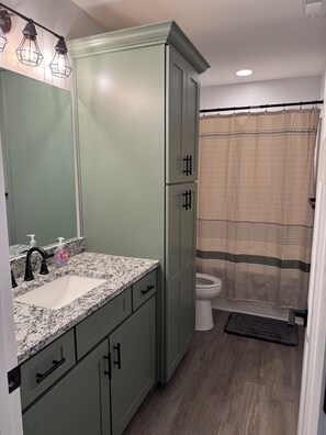 Dusche, Haartrockner, Handtücher, Toilettenpapier