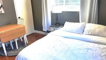 1 habitación, tabla de planchar con plancha, wifi gratis y ropa de cama