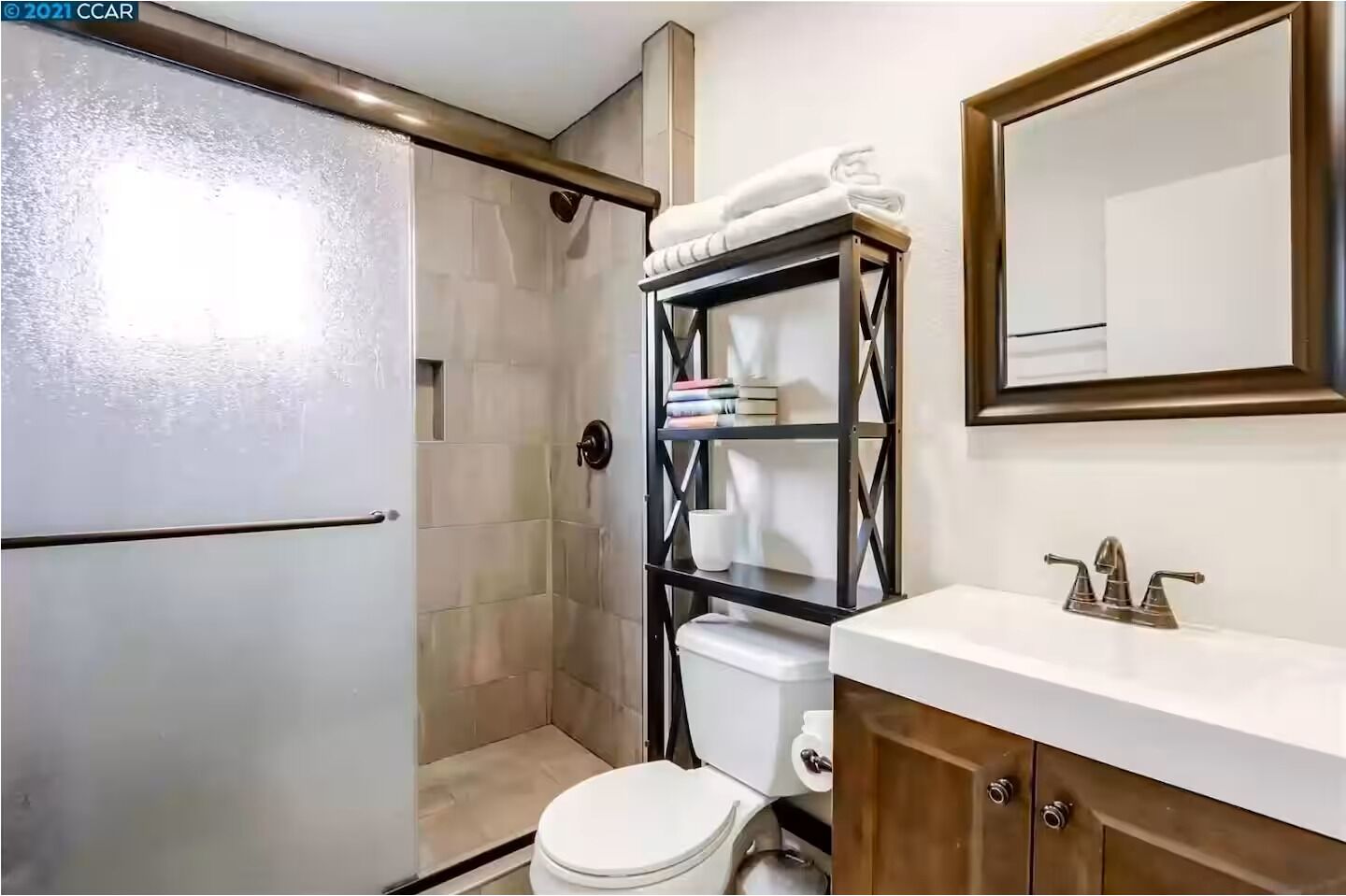 Regadera, secadora de cabello, toallas, jabón 