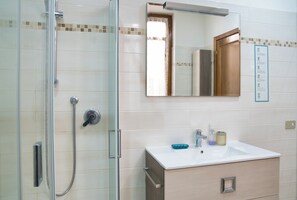 Dusche, Haartrockner, Bidet, Handtücher