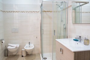 Een douche, een haardroger, een bidet, handdoeken
