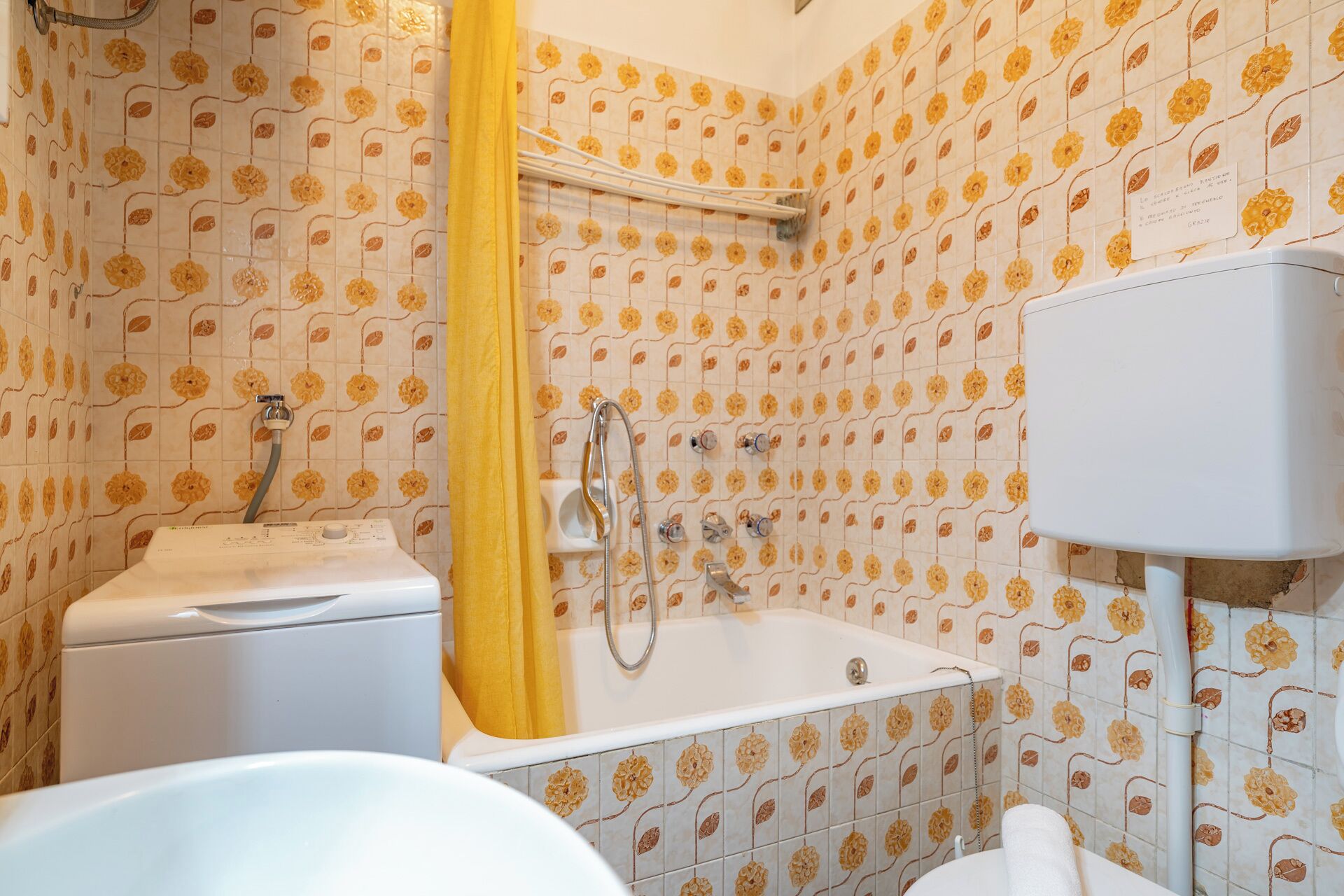 Douche, sèche-cheveux, bidet, serviettes fournies