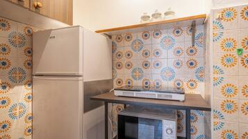 KĂŒhlschrank, Mikrowelle, Herdplatte, Kochgeschirr/Geschirr/Besteck