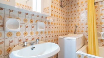 Dusche, Haartrockner, Bidet, HandtĂŒcher