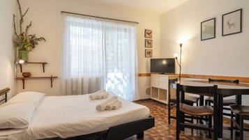 1 bedroom, bed sheets