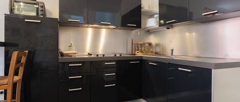 Réfrigérateur, surface de cuisson, lave-vaisselle, grille-pain