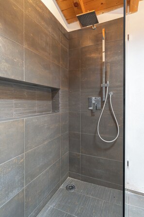 Dutxa, assecador de cabells, bidet i tovalloles