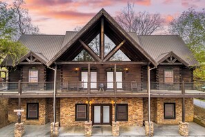 House (6 Bedrooms) | Interior