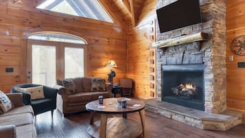 House (6 Bedrooms) | Interior