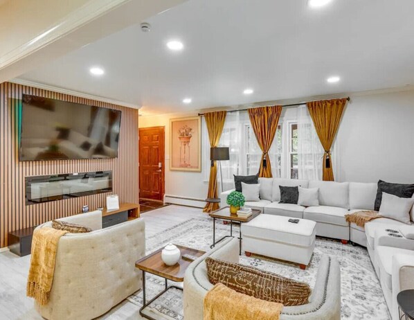 Una Smart TV, una chimenea, libros, una oficina